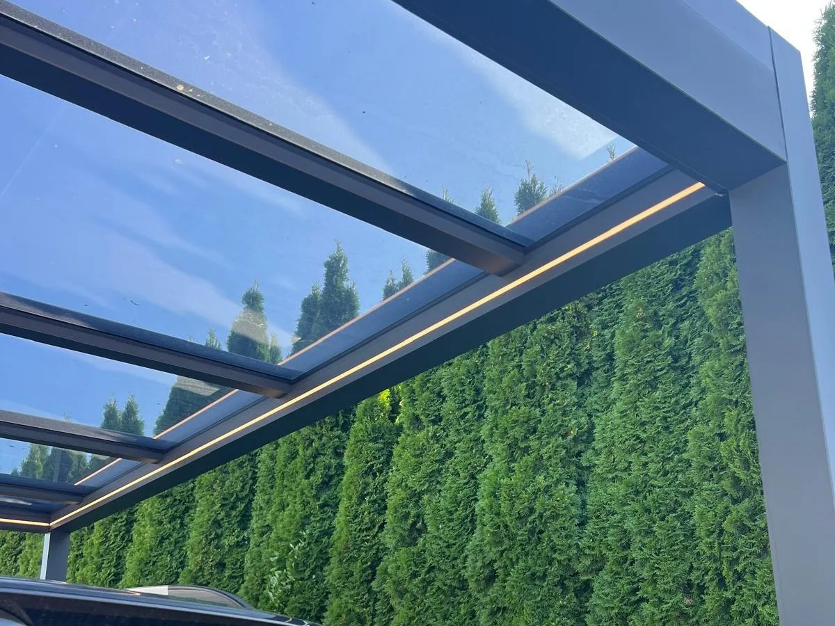Detal dachu szklanego carportu z profili aluminiowych